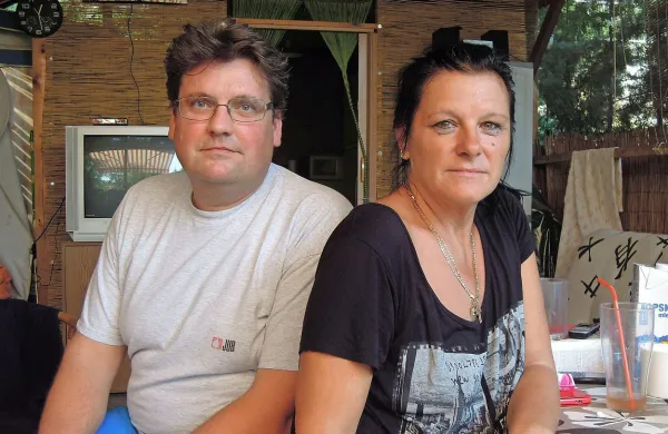  Vida Lešnjek iz Maribora in Tomaž Lakner iz Petrovč sta 
razočarana, ker morata zapustiti kamp Na študentu. Komaj te 
dni sta izvedela, da imata še poldrugi mesec, da vse podreta 
in odpeljeta svoje imetje.