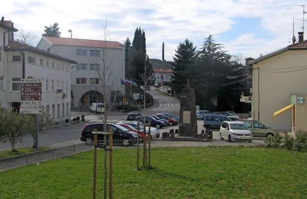 V teh dneh  bodo gradbinci začeli obnavljati središče Dobrovega. 