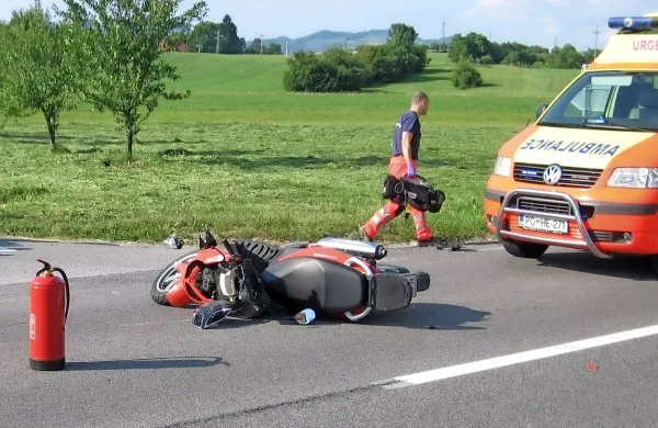 Pri odcepu za Hrenovice je pred petimi leti zaradi hudih 
poškodb umrl 73-letni motorist iz Ljubljane. 