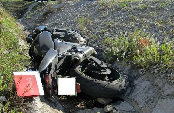 Italijanski motorist je v nedeljo pri Fernetičih končal v 
obcestnem jarku.