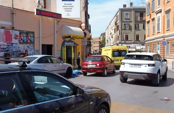 Starejši slovenski državljan je včeraj umrl v bližini puljske 
tržnice navkljub pomoči reševalcev, ki je moškega poskušala 
oživljati kar 45 minut.