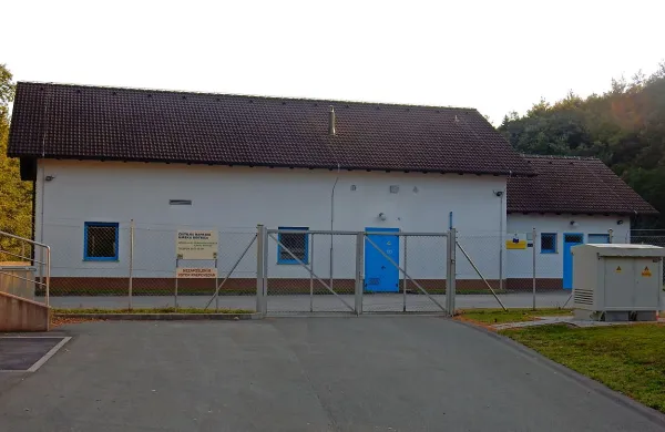 Snov, ki jo je neznanec izlil v kanalizacijo, je  ob izlivu 
prečiščene vode iz čistilne naprave v reko Reko povzročala 
močno penjenje.