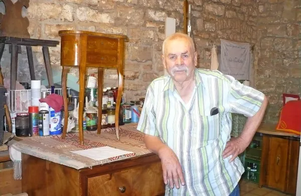Mojster Polde Belec v delavnici, kjer se ob torkih zbirajo restavratorski 
navdušenci iz društva Anbot.