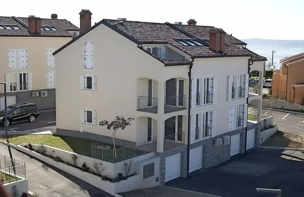     Izklicna cena za stanovanja v soseski Brnistra je segala od 143.000 do 241.000 evrov.   