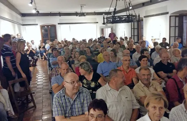 Dvorana kromberškega gradu je v ponedeljek zvečer pokala po šivih. 
