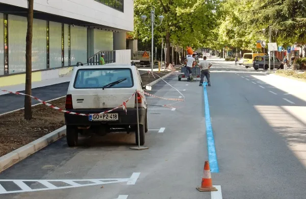 Sprememba režima parkiranja  ob šolskem kompleksu je  prva v nizu, ki jo 
občina uvaja v mestu.
