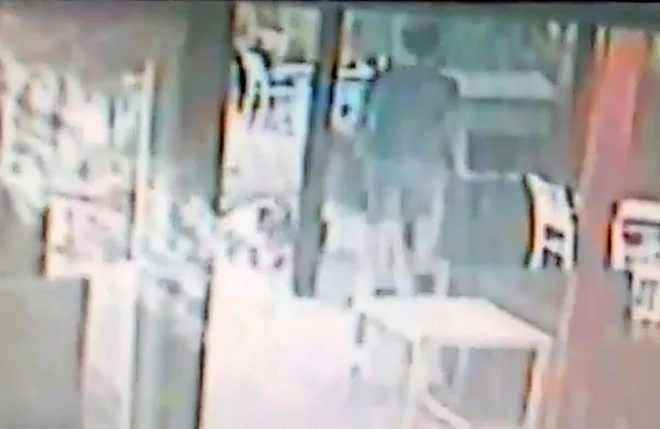 Šele ko so pogledali posnetek video kamere, so ugotovili, kaj se  je dogajalo pred lokalom.