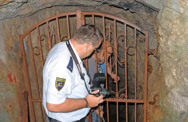 O vlomu v turistično jamo Dimnice so obvestili policiste, ki so 
pregledali vhod v jamo in zavarovali sledi. 