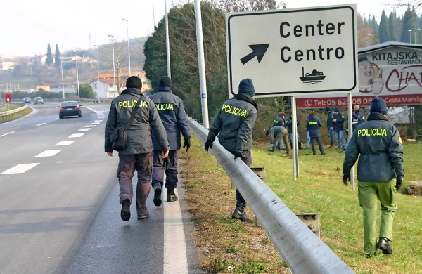 Čeprav kriminalisti kljub temeljitemu preiskovanju  niso našli 
ne tulcev ne krogel, je 25-letni Hrpeljec pod težo drugih 
dokazov priznal streljanje. 