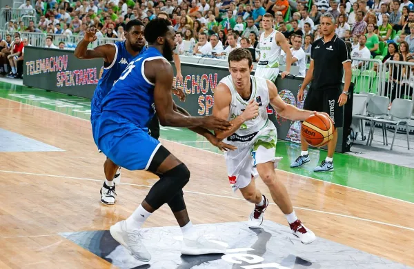 Goran Dragić (z žogo) je na igrišču podaljšana roka selektorja 
Igorja Kokoškova (v črni majici).