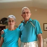 Fran in Anthony Gargiula se oblačila v oblačila enakih ali 
ujemajočih se barv.