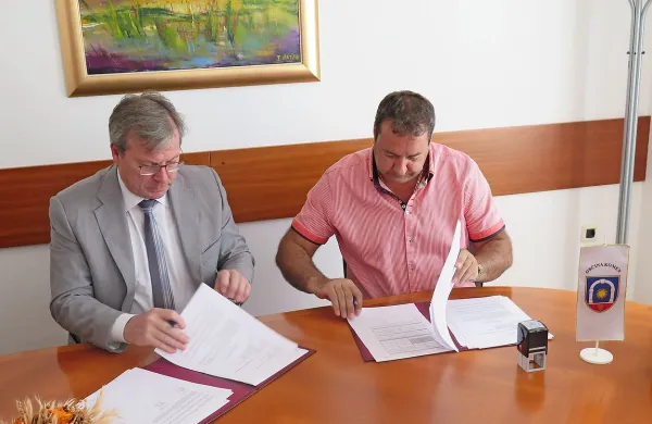 Aleš Hrast in Marko Bandelli sta včeraj podpisala štiriletno 
pogodbo za prevoz komenskih šolarjev,  vredno 436.000 
evrov.