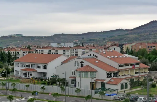 Izolsko OŠ Livade bodo letos nekoliko razširili in sicer bodo  dozidali jedilnico ter nekoliko 
razširili tudi bližnjo  telovadnico.