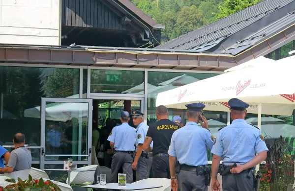 Policisti so z varovanjem delničarjev in vodstva holdinga 
zavarovali vse.