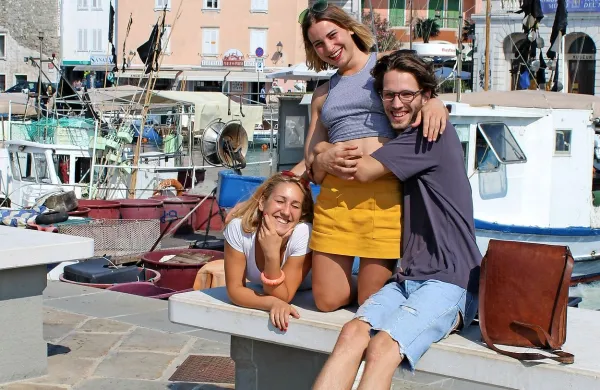 21-letni ustvarjalni Pirančani (z leve) Lana Deu Angel, Tonja 
Senčar in Ivan Loboda se bodo iz domačega Pirana kmalu 
znova odpravili po znanje in izkušnje v London in Milan. 
Poslovili se bodo z darilom sokrajanom - gledališko predstavo Služkinji. 

