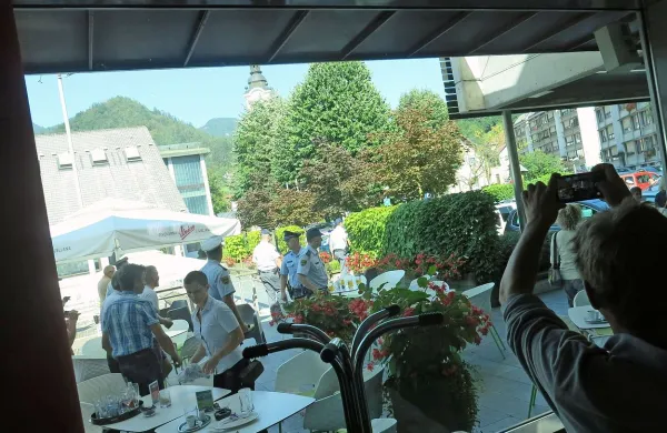 Vroče na skup&scaron;čini Certe Holdinga: varnostniki z gasilnim aparatom razgnali protestnike