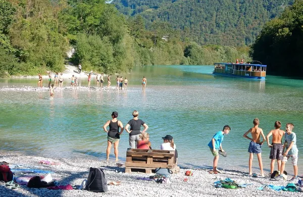 Otroci se kopajo v   Soči, med  plovbo z ladjo  Lucija  jih seznanijo, kako je nastalo  akumulacijsko 
jezero.