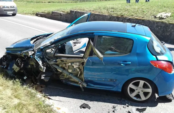 Tovornjak in avto sta se le oplazila.