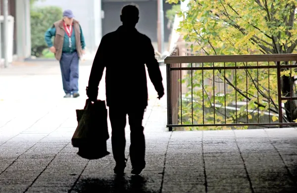 

Matej Č. je lani decembra med drugim v podhodu ene od 
trgovin v Novi Gorici  ženski iztrgal torbico in jo oškodoval za 
50 evrov.
