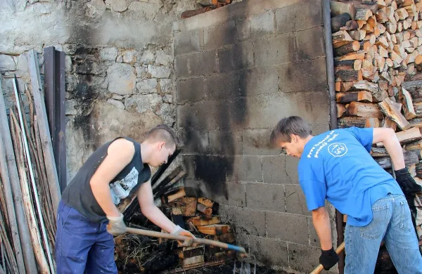  

Vnuka Jožeta Fabjančiča, Marko (levo) in Matej sta včeraj 
čistila pogorišče ob pripravljenih drveh za zimo. Ogenj je 
uničil osem bal sena in  zajčnik, ožgal je tudi kup drv. 
