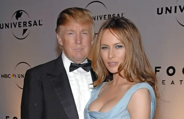 Med navedbami, zaradi katerih se je Melania Trump odločila 
za tožbo, je  trditev, da je bila gospa Trump v 90. letih 
prejšnjega stoletja, preden je spoznala svojega moža, spremljevalka. 