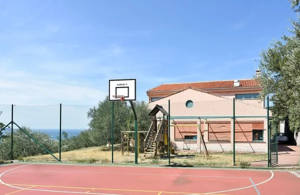 Podružnica koprske OŠ Pier Paolo Vergerio il Vecchio z 
italijanskim učnim jezikom v Hrvatinih je očitno pravi magnet 
za šolarje s stalnim prebivališčem v Italiji.