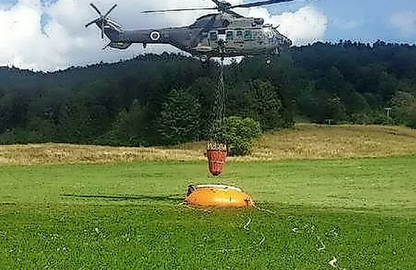 Z vojaškima helikopterjema so vodo zajemali na Lokvah.