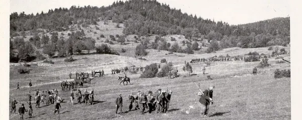 Brigade XXXI. divizije so avgusta 1944 poskrbele za evakuacijo ranjencev iz partizanskih bolnišnic IX. korpusa Franje 
in Pavle na letališče Nadlesk pri Kozarščah v Loški dolini, od 
koder so jih prepeljali v Bari v Južno Italijo. Fotografijo je 
avgusta 1944 posnel Edi Šelhaus.