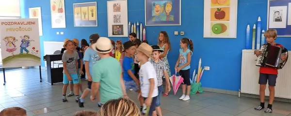 OŠ Col: sprejem prvošolčkov je popestril nastop učencev.  