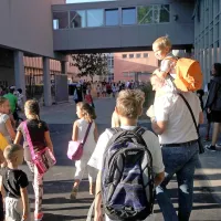 OŠ Milojke Štrukelj, Nova Gorica: prihod v šolo, s šolsko 
torbo ali otrokom na rami