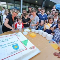 



OŠ Koper: na največji koprski osnovni šoli so si na prvi šolski dan privoščili torto ob  desetletnici šole.