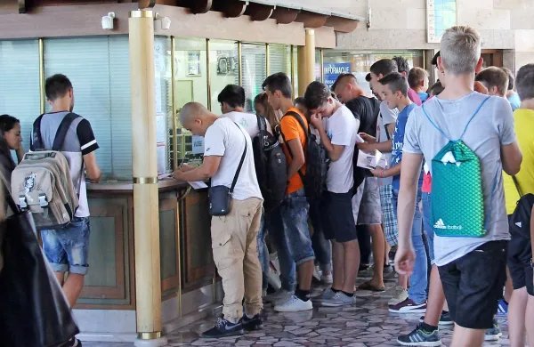 V začetku tedna se je med čakanjem na nakup integrirane vozovnice  na avtobusni postaji drenjalo skoraj sto ljudi, 
zdaj se zadeve umirjajo.