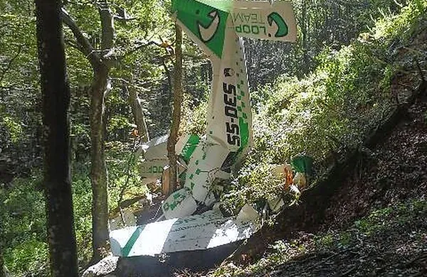Letalo se je zapičilo v tla, razpadlo pa ni.