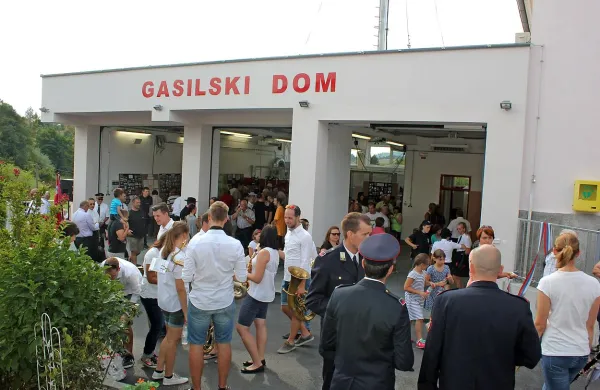 Slovesnosti ob odprtju novega gasilskega doma, ki je pomembna pridobitev za krajevno skupnost, so se udeležili tudi 
številni domačini.