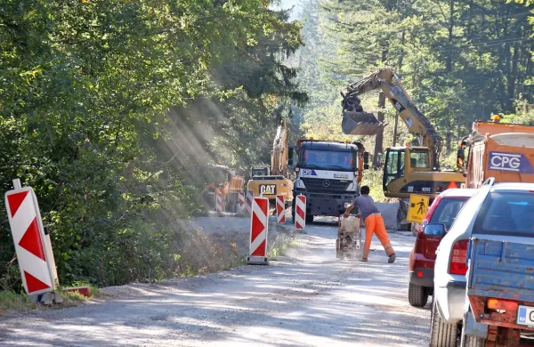 Obnavljajo dober kilometer ceste med Colom in Predmejo