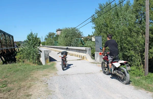 Most v Prvačini se bo na drugi strani reke Vipave  nadaljeval s peš, kolesarsko in traktorsko 
potjo. 