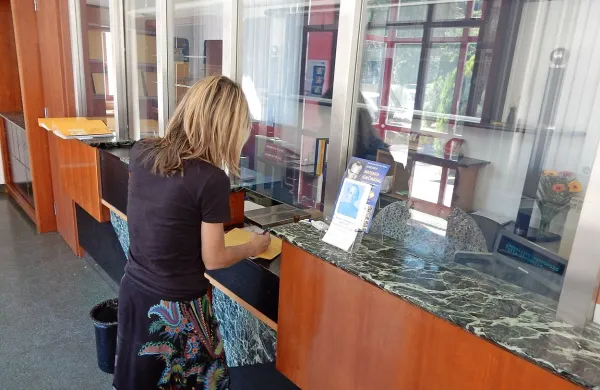 Ker pogodbena pošta v Volčji Dragi deluje v istih prostorih kot 
je klasična, prehoda stranke najbrž še opazile ne bodo.