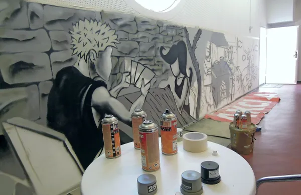 Bele stene, ki so se nekaterim zdele sterilne, že krasijo grafiti 
umetnika Daneta.