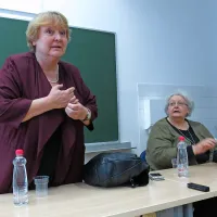 “Zdaj s prijatelji izmenjam po eno pismo na leto, če sploh. 
Pravim jim, da uporabljam elektronsko pošto, pa mi rečejo, 
da bi laže komunicirali, če bi bila na facebooku.”