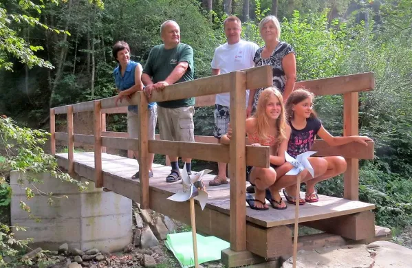 Na sliki z leve: Cerotova Brigita Božič, zdaj s Suhorja , Frane in Željko Malečkar (Šmagurjova), 
Cvetka Požar (Cerotova), zdaj s Stare Sušice, in Brigitini vnukinji Valentina in Lucija iz Sežane.

