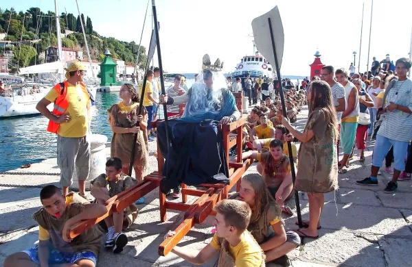 Utrinek z lanskoletnega Neptunovega krsta.