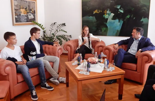 Kako je bilo v Bangkoku in kaj pričakujejo v ZDA so  Aleks, 
Kolja in Nika včeraj razložili tudi novogoriškemu županu 
Mateju Arčonu. 