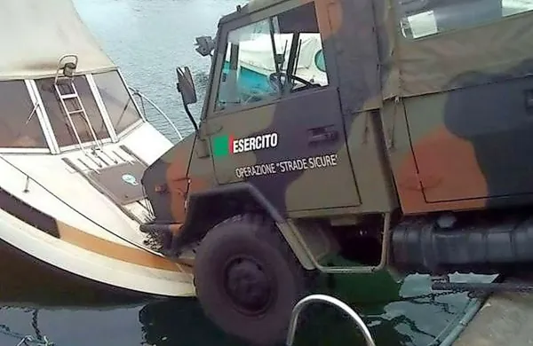Vozilo  italijanske vojske je včeraj skoraj pristalo v morju v 
marini pri Lazaretu.