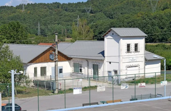 Stavba LIV v Famljah je dobila novo streho, a  popolna ureditev bo počakala na  evropske razpise.