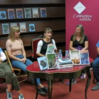 Nove knjige so v knjigarni Konzorcij predstavili (z leve) Mateja 
Seliškar Kenda, Ana Schnabl, Ana Ugrinović, Marjeta Drobnič in Andrej Blatnik.  