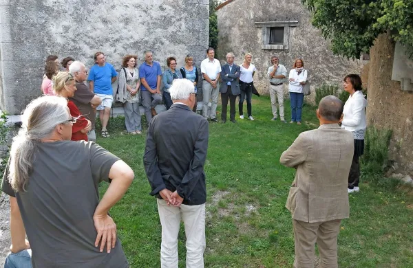 Pred vhodom na nekdanjo Rožančevo domačijo v Volčjem Gradu na Krasu se bodo letošnji 
nominiranci srečali v torek ob 17. uri, zatem  bodo nastopili v komenski knjižnici.  