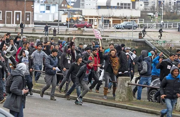 Vozniki pravijo, da jim kljub 2100 policistom, ki so jih namestili 
okoli pristanišča v Calaisu, ni zagotovljena varnost, saj 
varnostne sile niso sposobne zavarovati cest pred migranti.