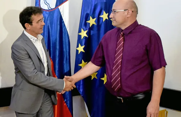 Minister za javno upravo Boris Koprivnikar in predsednik 
Sindikata policistov Slovenije Zoran Petrovič sta si junija po 
končani policijski stavki segla v roko. Toda sodne bitke se za 
pet policistov, ki so aprila dobili odpovedi - med njimi je tudi 
Petrovič - šele začenjajo.