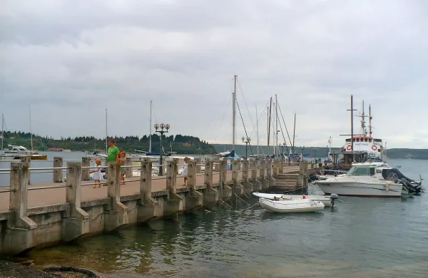 Ob glavnem portoroškem pomolu bo z izgradnjo plavajočih 
pomolov prostora za 124 plovil.