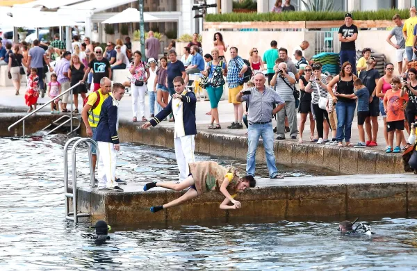 Krst bodočih pomorščakov vsako leto v Piran privabi 
množico obiskovalcev.